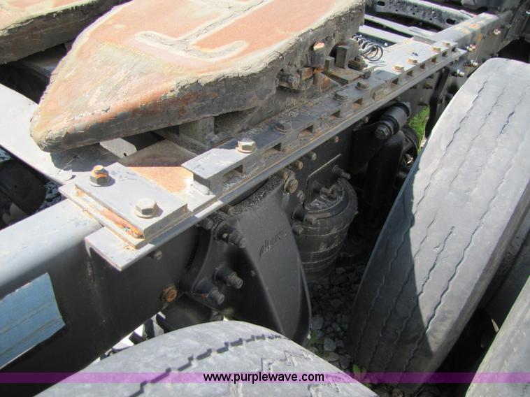 image for item 8529 2003 Freightliner Columbia semi truck