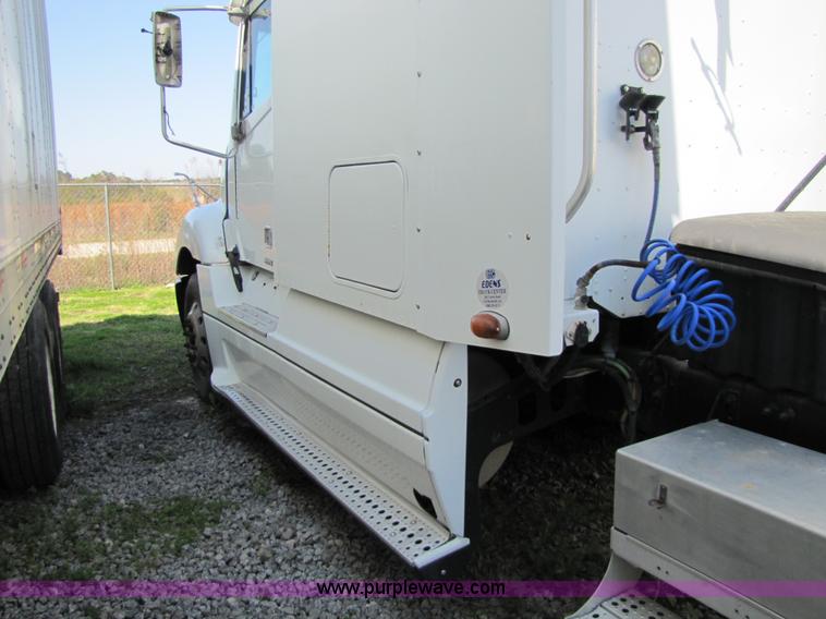 image for item 8529 2003 Freightliner Columbia semi truck