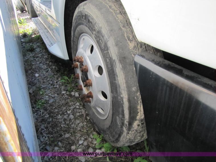 image for item 8529 2003 Freightliner Columbia semi truck