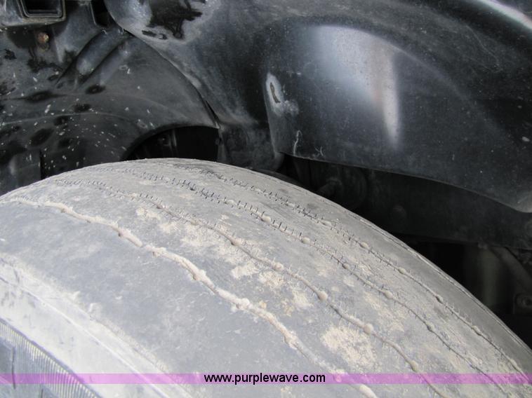 image for item 8529 2003 Freightliner Columbia semi truck