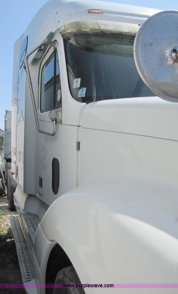 image for item 8529 2003 Freightliner Columbia semi truck