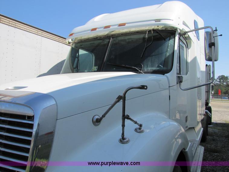 image for item 8529 2003 Freightliner Columbia semi truck