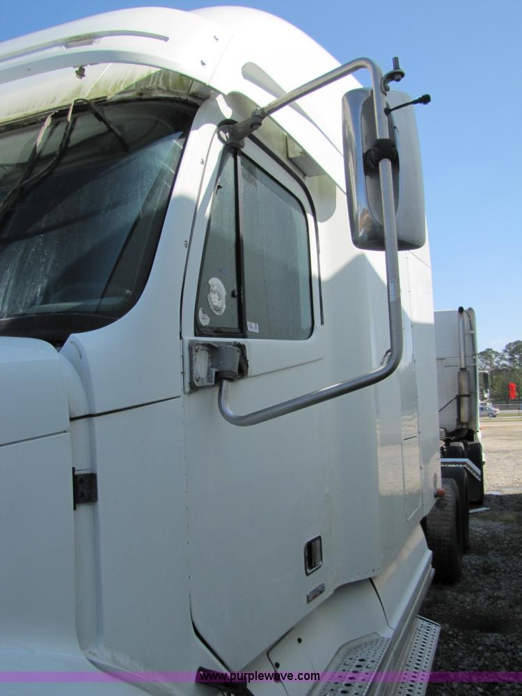 image for item 8529 2003 Freightliner Columbia semi truck