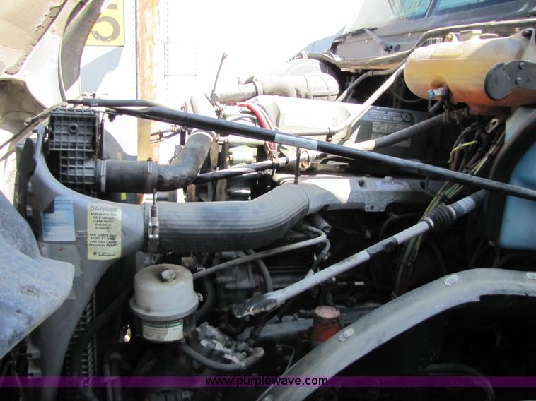 image for item 8529 2003 Freightliner Columbia semi truck