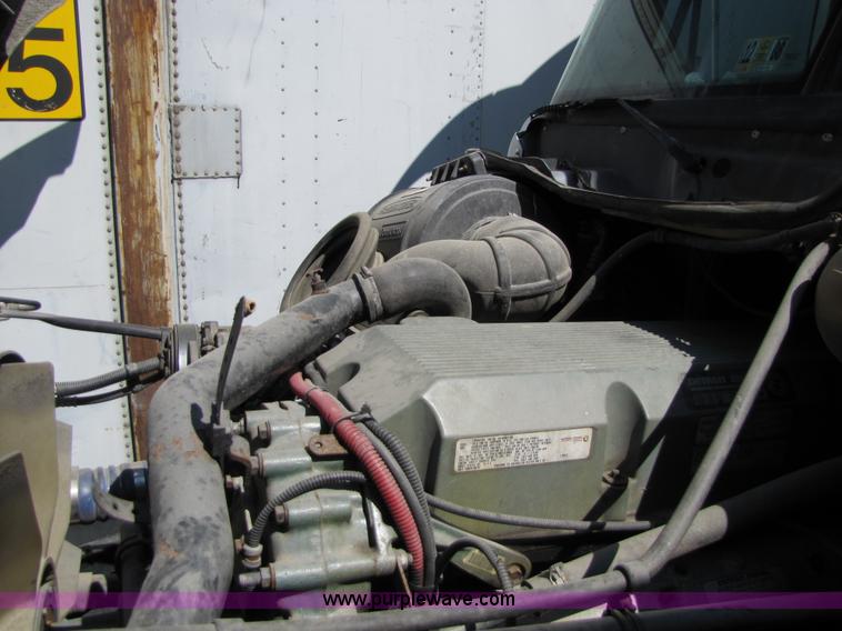 image for item 8529 2003 Freightliner Columbia semi truck