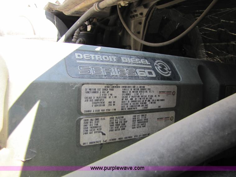 image for item 8529 2003 Freightliner Columbia semi truck