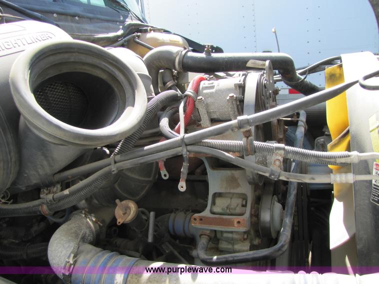 image for item 8529 2003 Freightliner Columbia semi truck