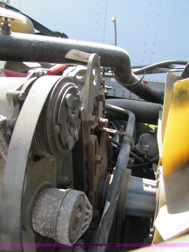 image for item 8529 2003 Freightliner Columbia semi truck