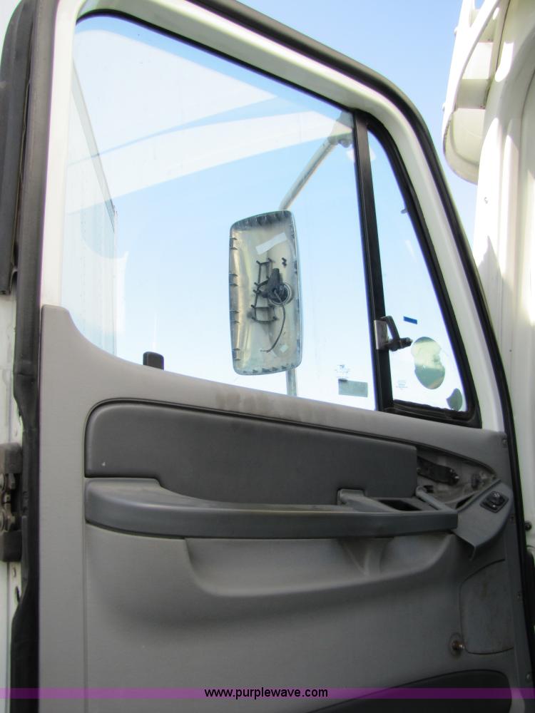 image for item 8529 2003 Freightliner Columbia semi truck