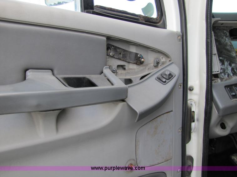 image for item 8529 2003 Freightliner Columbia semi truck