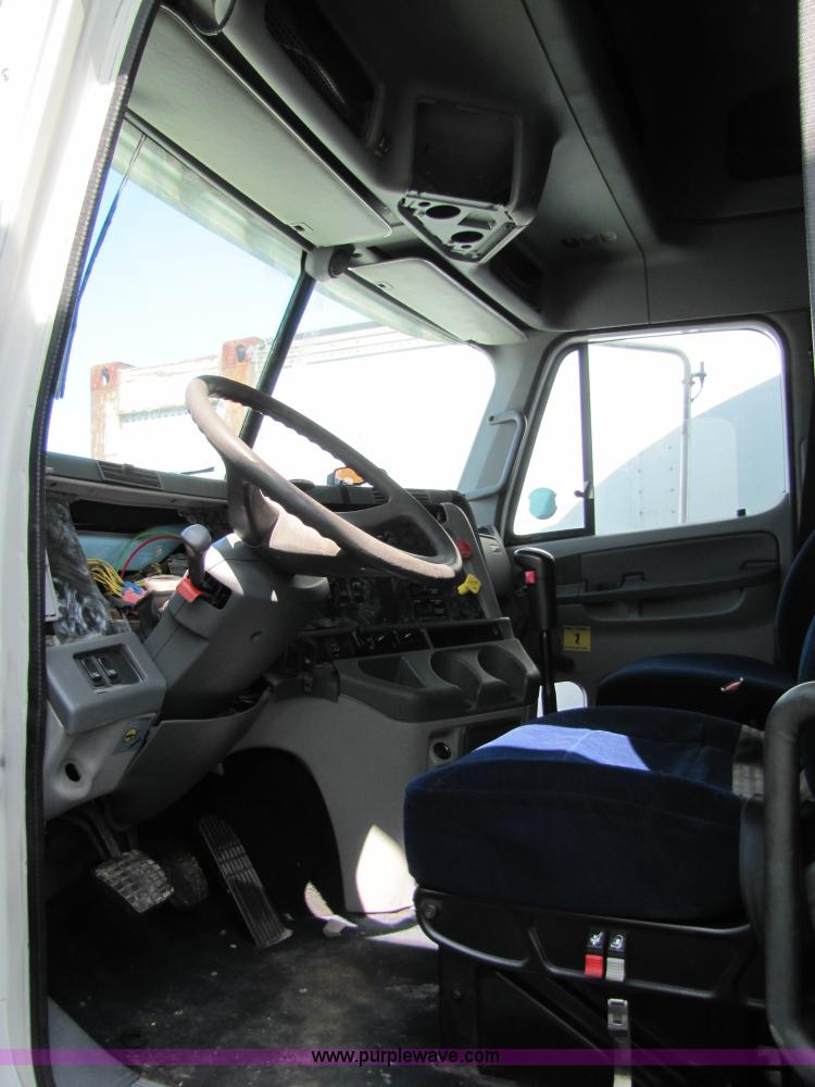 image for item 8529 2003 Freightliner Columbia semi truck