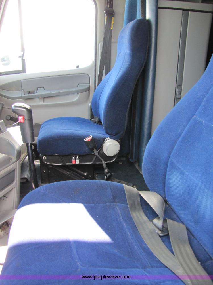 image for item 8529 2003 Freightliner Columbia semi truck