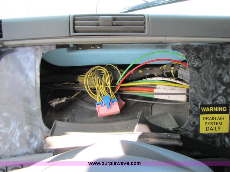 image for item 8529 2003 Freightliner Columbia semi truck