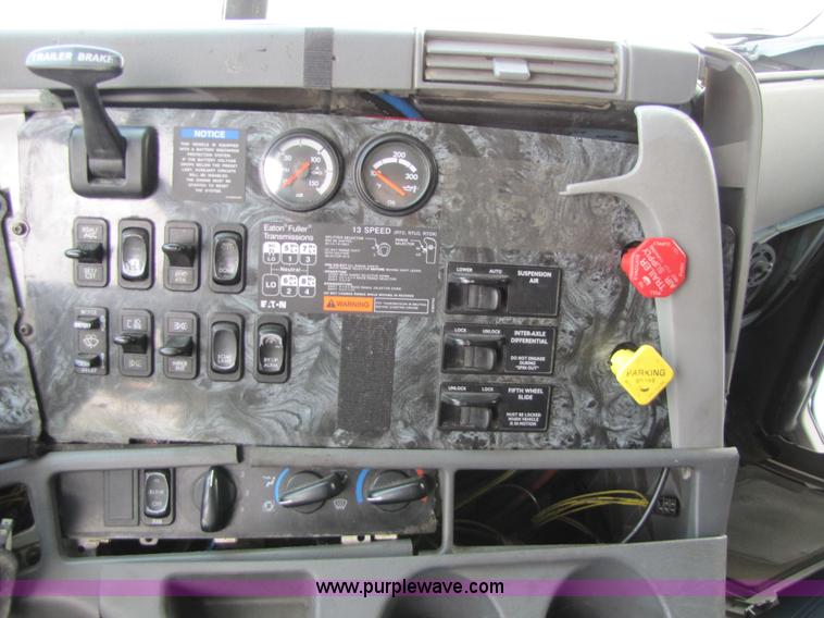 image for item 8529 2003 Freightliner Columbia semi truck