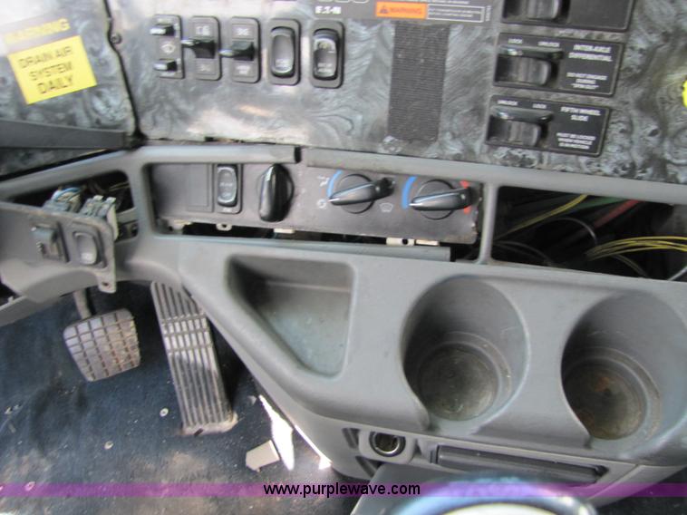 image for item 8529 2003 Freightliner Columbia semi truck