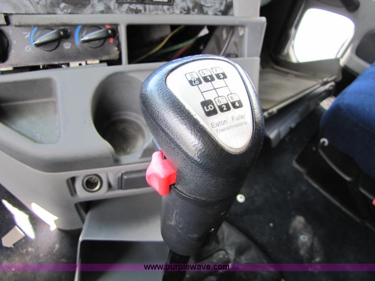 image for item 8529 2003 Freightliner Columbia semi truck