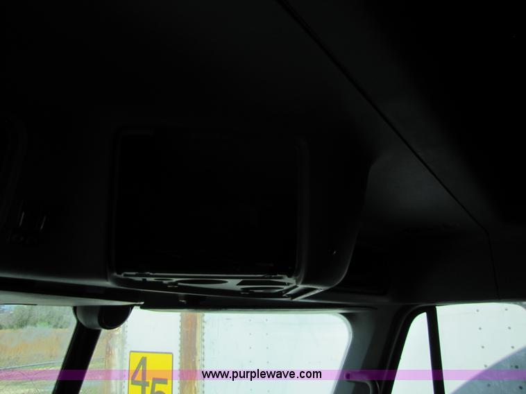 image for item 8529 2003 Freightliner Columbia semi truck