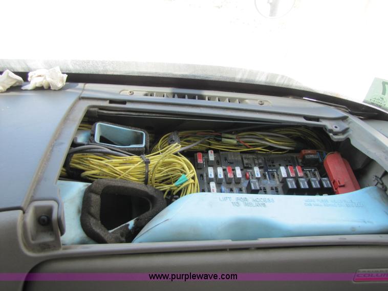 image for item 8529 2003 Freightliner Columbia semi truck