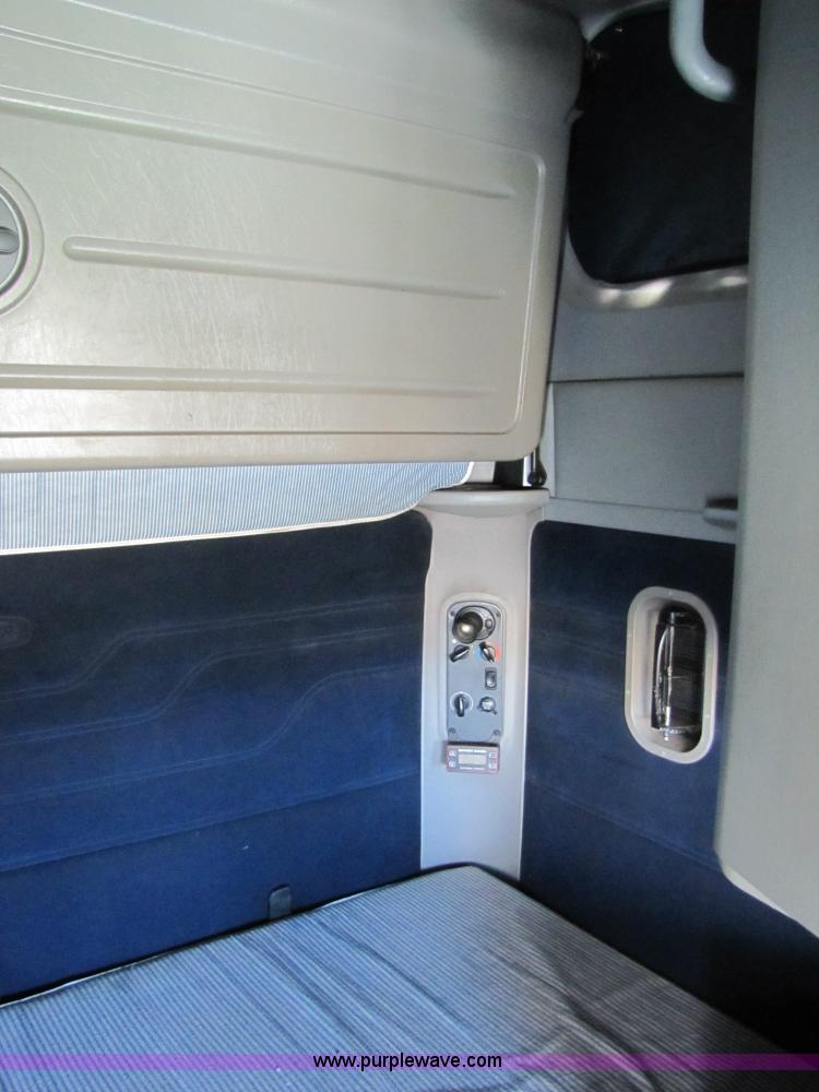 image for item 8529 2003 Freightliner Columbia semi truck