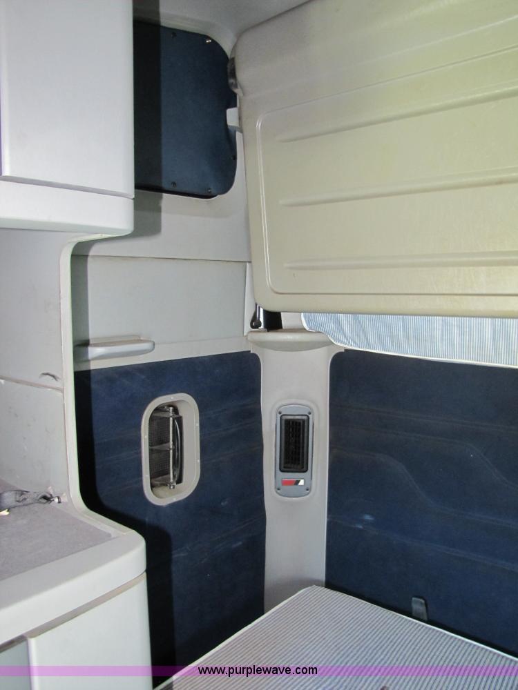 image for item 8529 2003 Freightliner Columbia semi truck