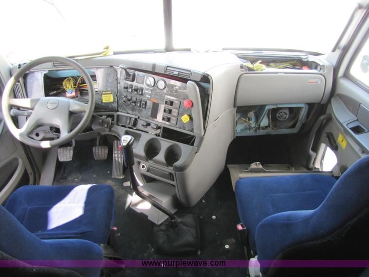 image for item 8529 2003 Freightliner Columbia semi truck