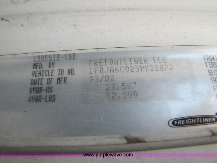image for item 8529 2003 Freightliner Columbia semi truck