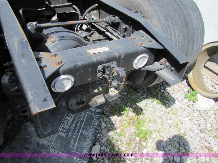 image for item 8529 2003 Freightliner Columbia semi truck