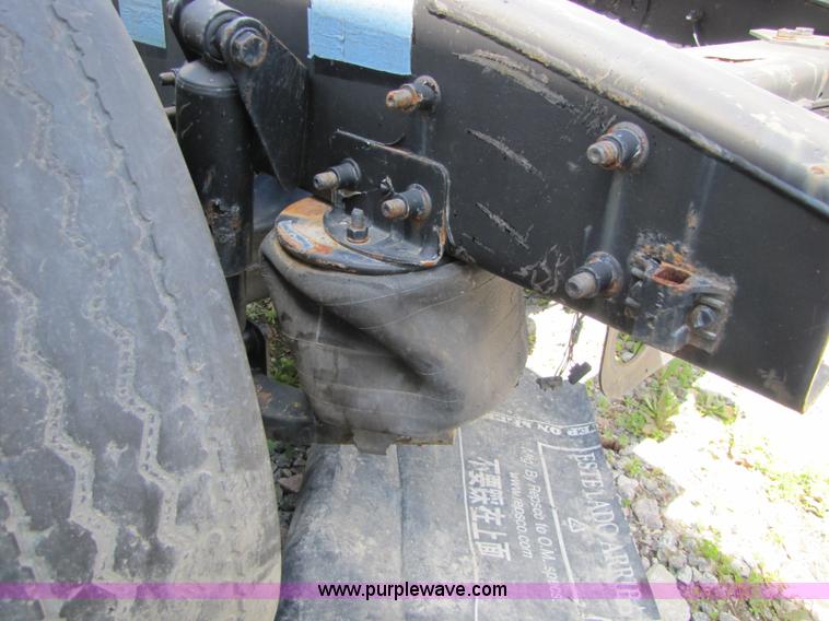 image for item 8529 2003 Freightliner Columbia semi truck