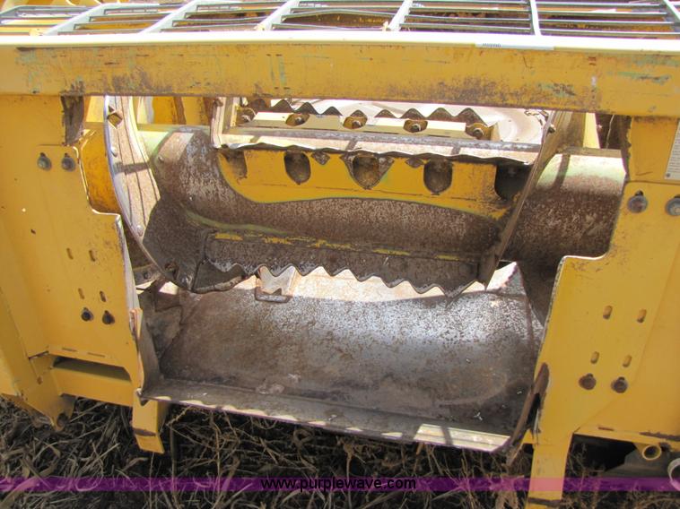 image for item 1021 2002 New Holland RI 450 forage header