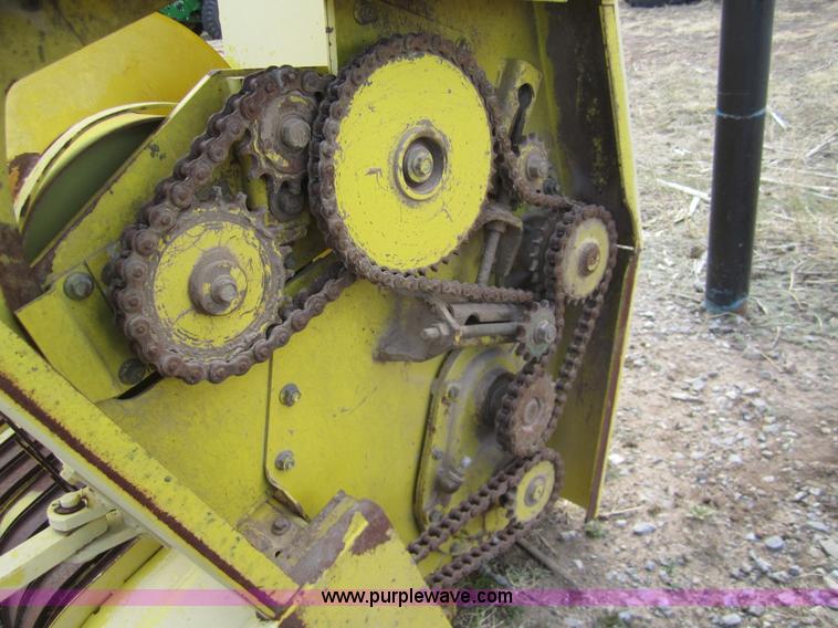 image for item 3009 John Deere 630A forage hay head