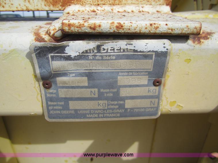 image for item 3009 John Deere 630A forage hay head