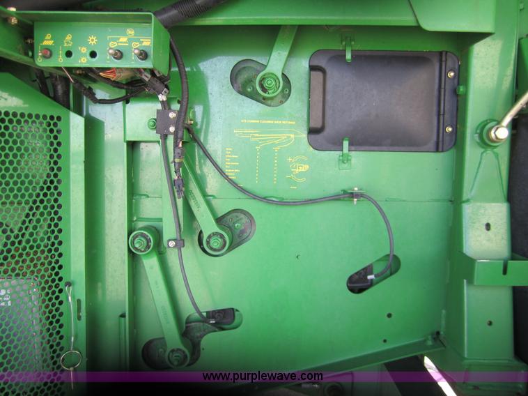 image for item 3011 2006 John Deere 9760 STS combine