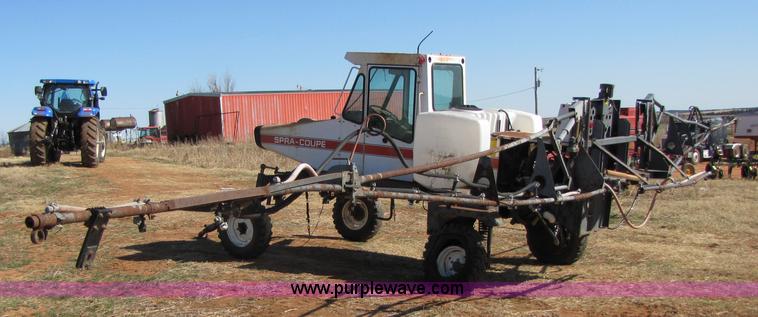 image for item 3453 Melroe SpraCoupe 220 60' self propelled sprayer