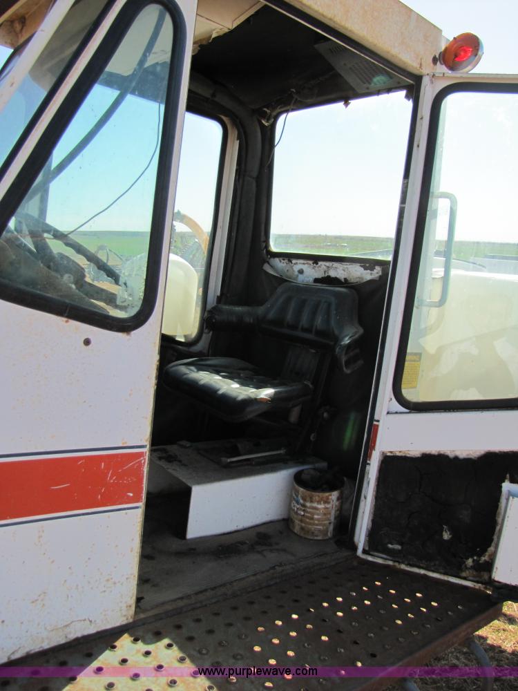 image for item 3453 Melroe SpraCoupe 220 60' self propelled sprayer