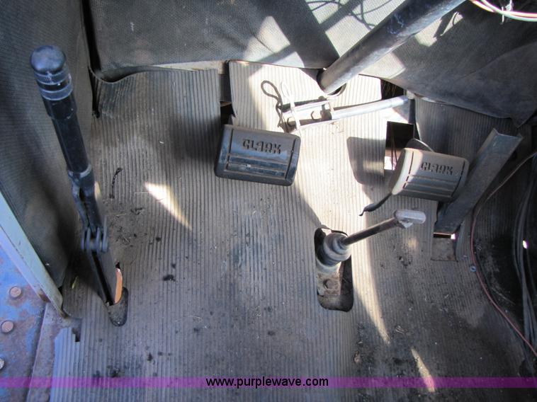 image for item 3453 Melroe SpraCoupe 220 60' self propelled sprayer