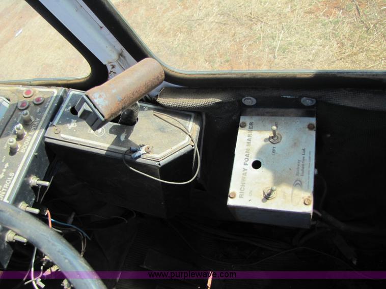 image for item 3453 Melroe SpraCoupe 220 60' self propelled sprayer