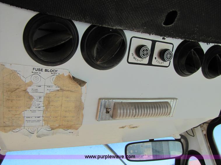 image for item 3453 Melroe SpraCoupe 220 60' self propelled sprayer