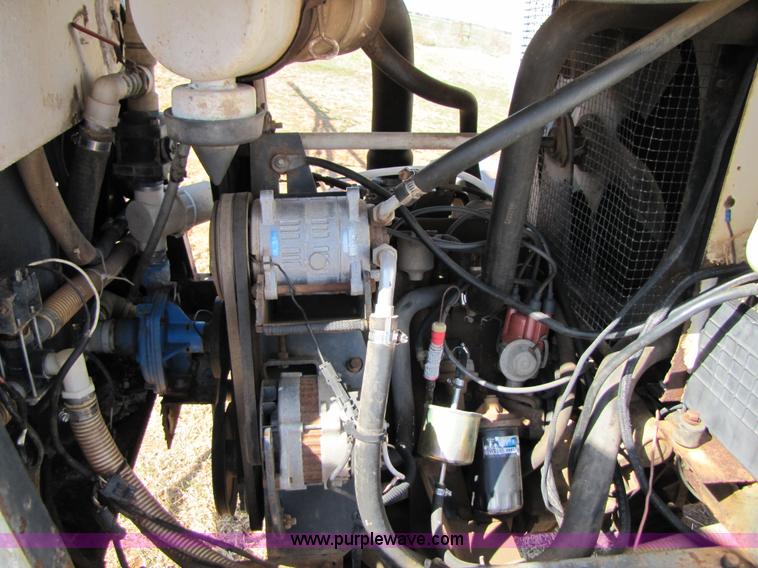 image for item 3453 Melroe SpraCoupe 220 60' self propelled sprayer