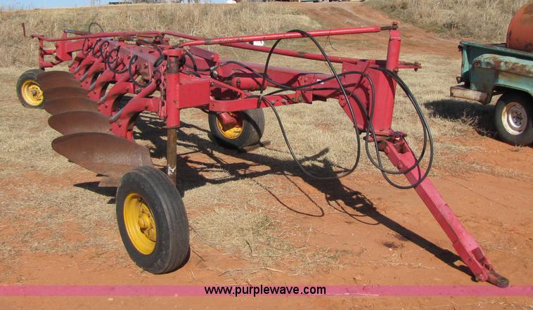 image for item 3454 Massey-Ferguson 880 six bottom plow