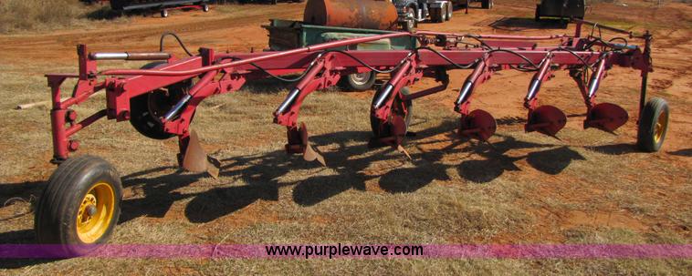 image for item 3454 Massey-Ferguson 880 six bottom plow