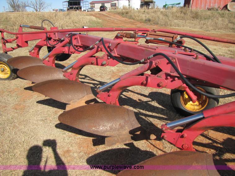 image for item 3454 Massey-Ferguson 880 six bottom plow