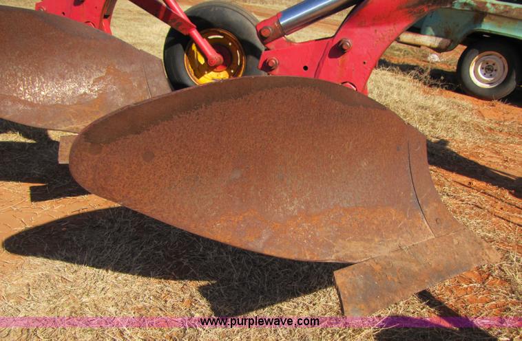 image for item 3454 Massey-Ferguson 880 six bottom plow