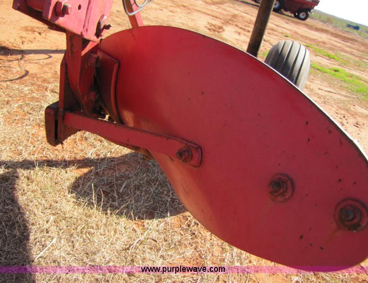 image for item 3454 Massey-Ferguson 880 six bottom plow