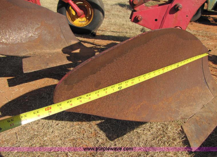 image for item 3454 Massey-Ferguson 880 six bottom plow