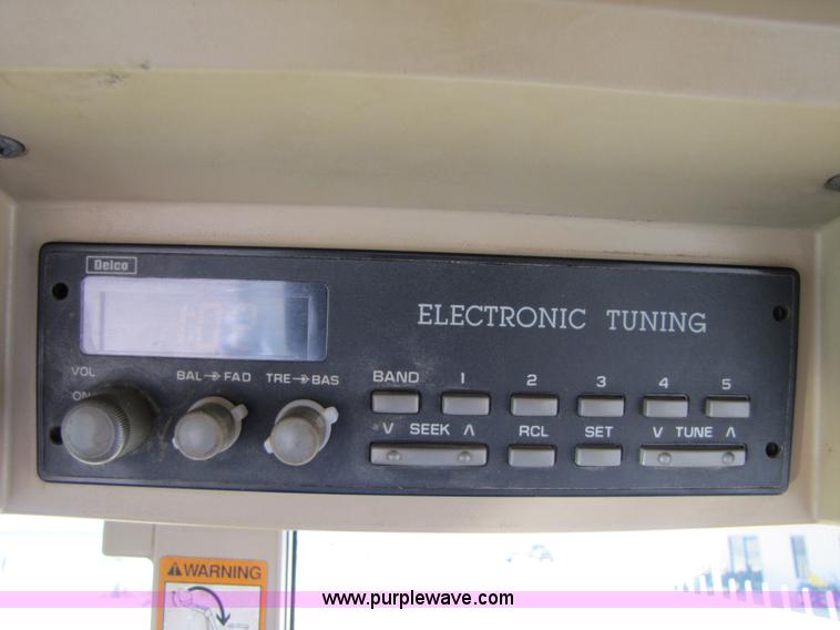 image for item 3476 1994 John Deere 7700 tractor