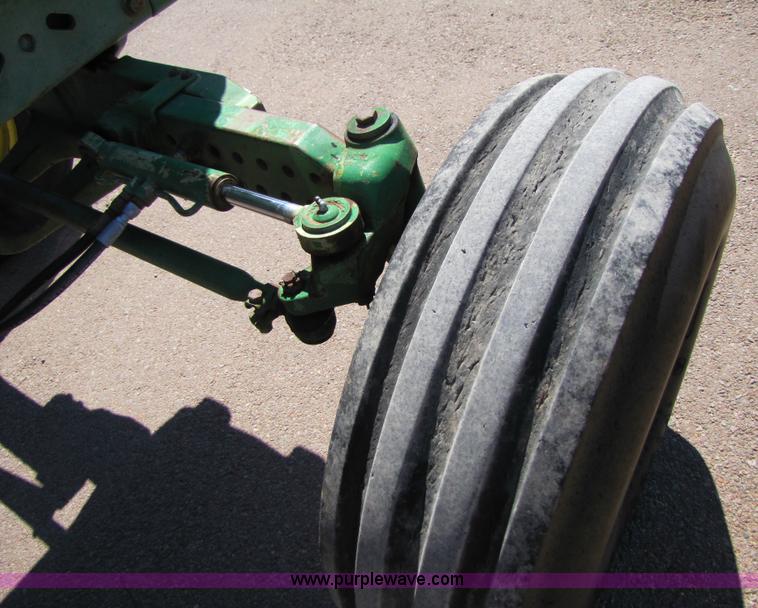 image for item 3476 1994 John Deere 7700 tractor