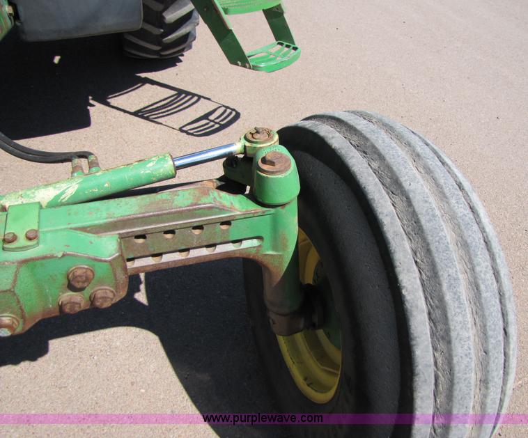 image for item 3476 1994 John Deere 7700 tractor
