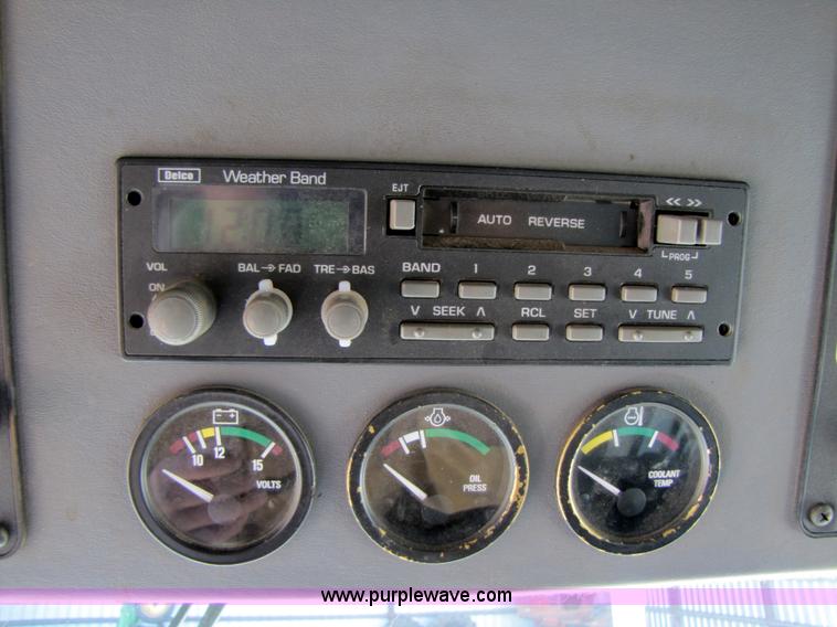 image for item 3498 1998 Gleaner R72 4WD combine