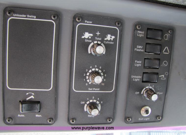 image for item 3498 1998 Gleaner R72 4WD combine