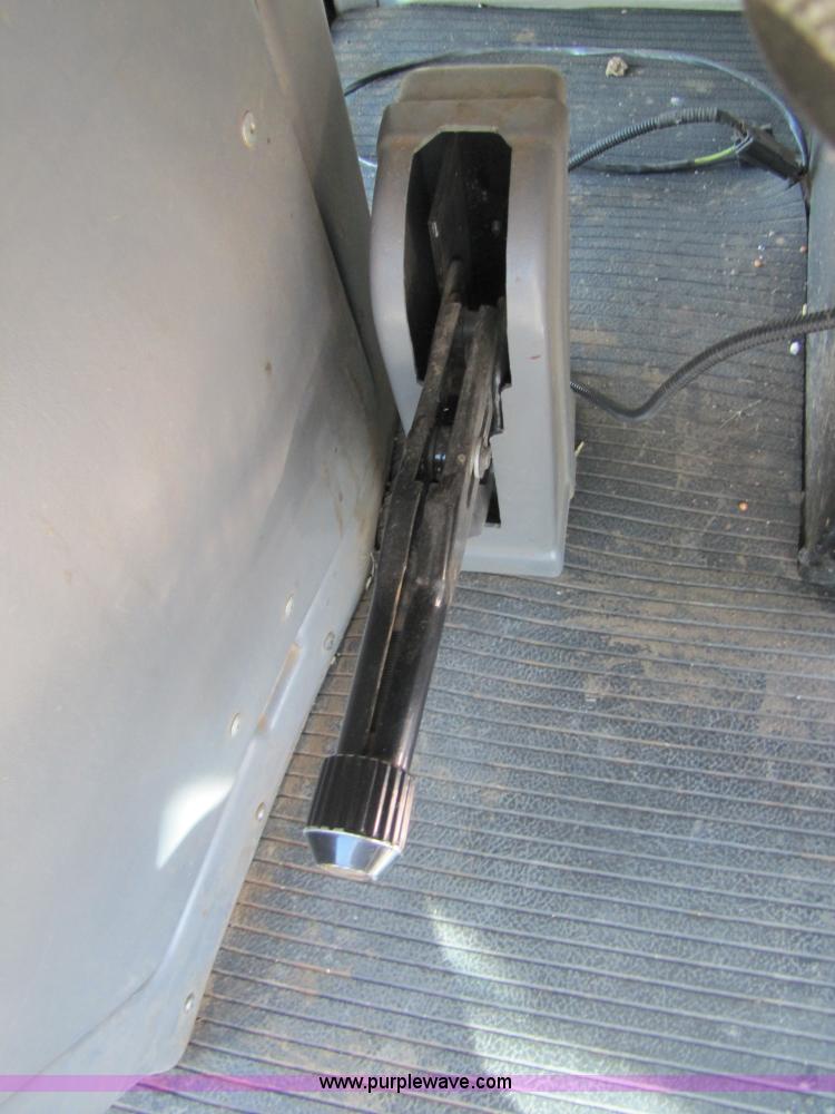 image for item 3498 1998 Gleaner R72 4WD combine